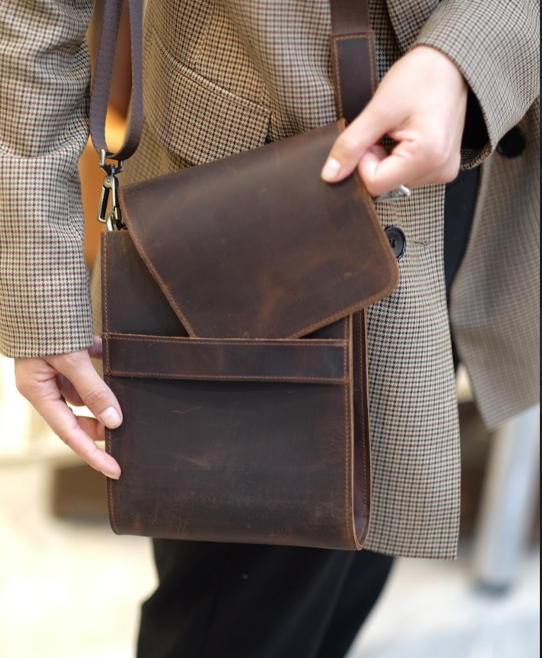 Simple and Elegant Leather Shoulder Bag