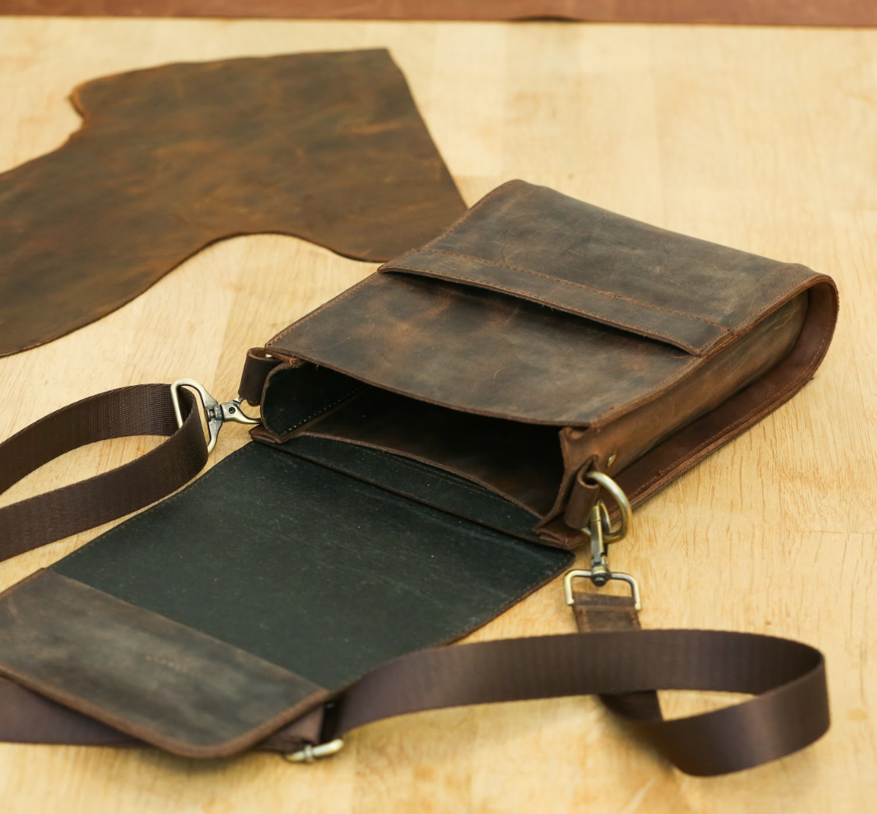 Simple and Elegant Leather Shoulder Bag