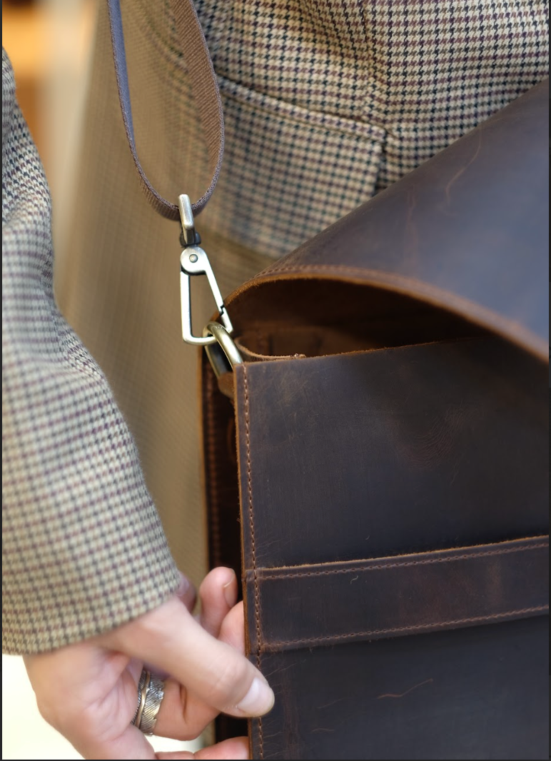 Simple and Elegant Leather Shoulder Bag
