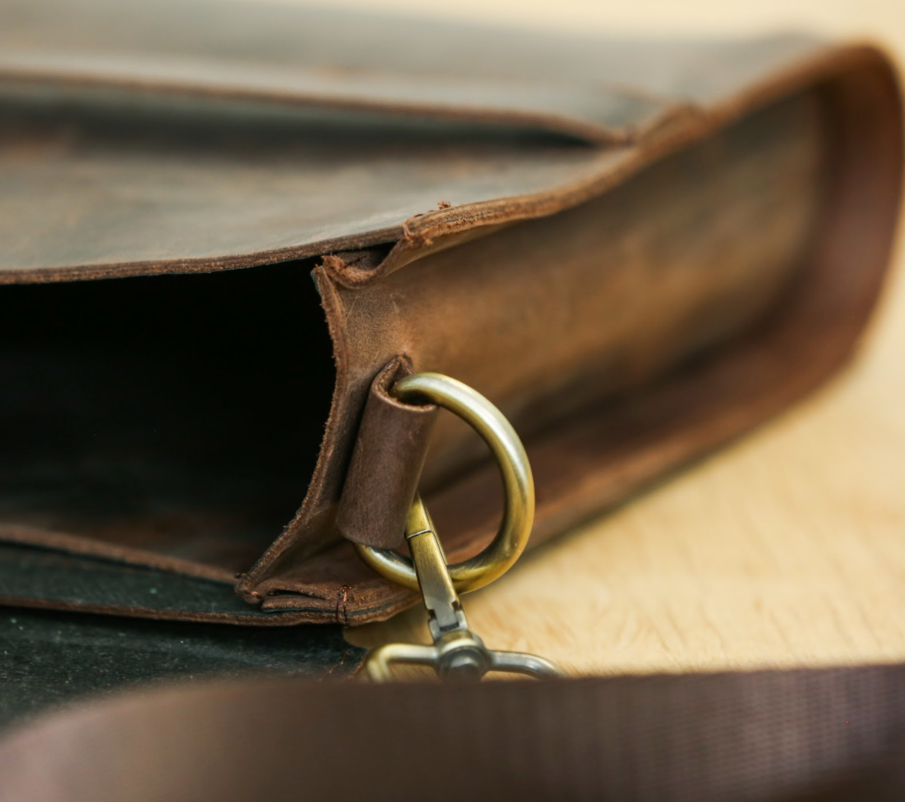 Simple and Elegant Leather Shoulder Bag